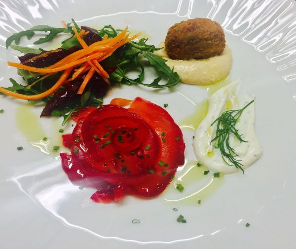 Salmone beet con humus e falafel